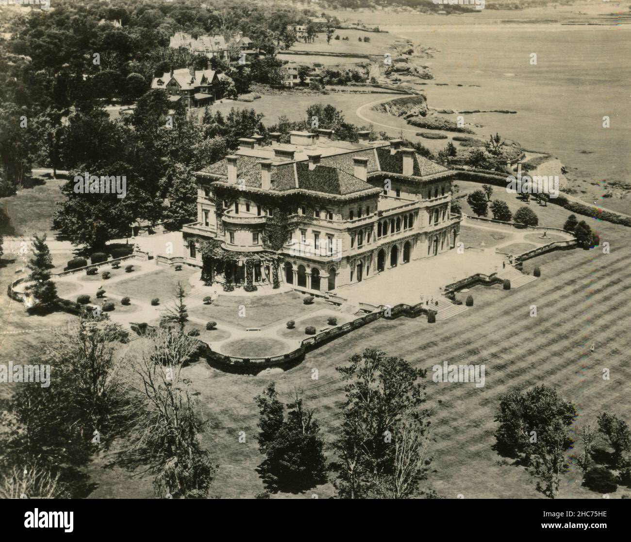Vista aérea de la mansión Breakers, construida por Cornelius Vanderbilt, Newport, Rhode Island USA 1940s Foto de stock