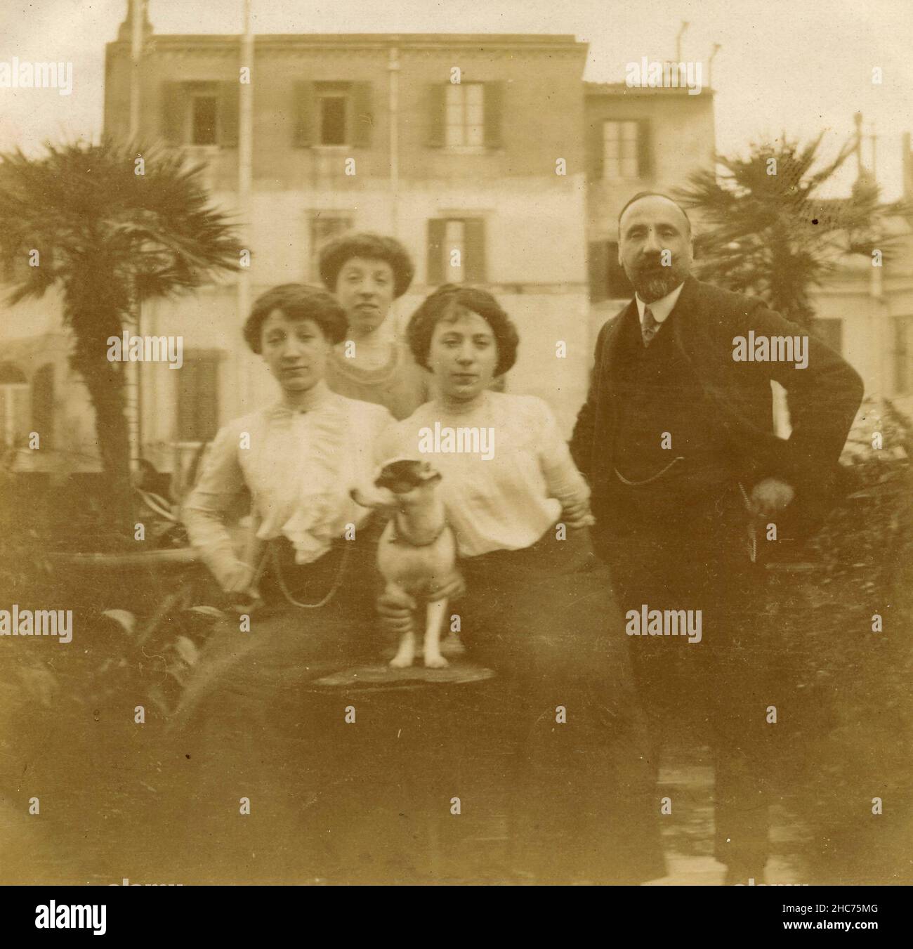 Foto de la familia con el perro pequeño, Italia 1911 Foto de stock