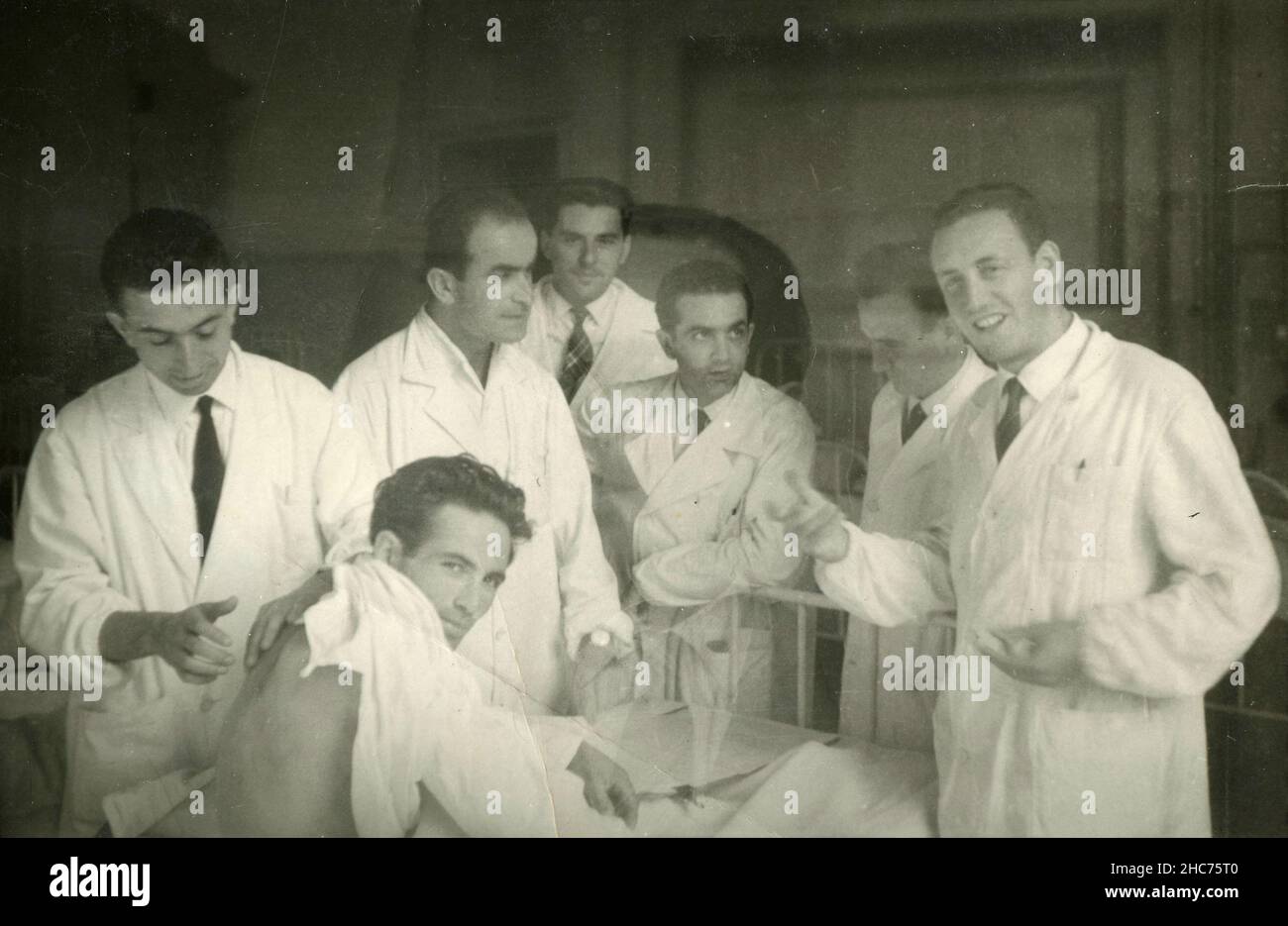 Personal médico durante una visita al paciente del hospital, Italia 1940s Foto de stock