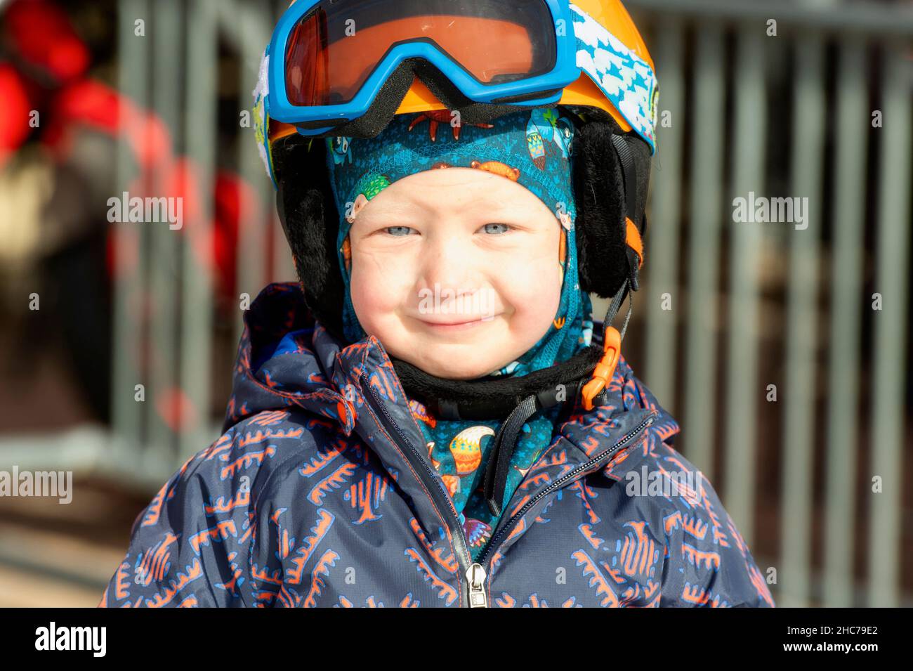 Niño Boy vestido calurosamente y en buen engranaje de seguridad listo para ir esquiar Foto de stock