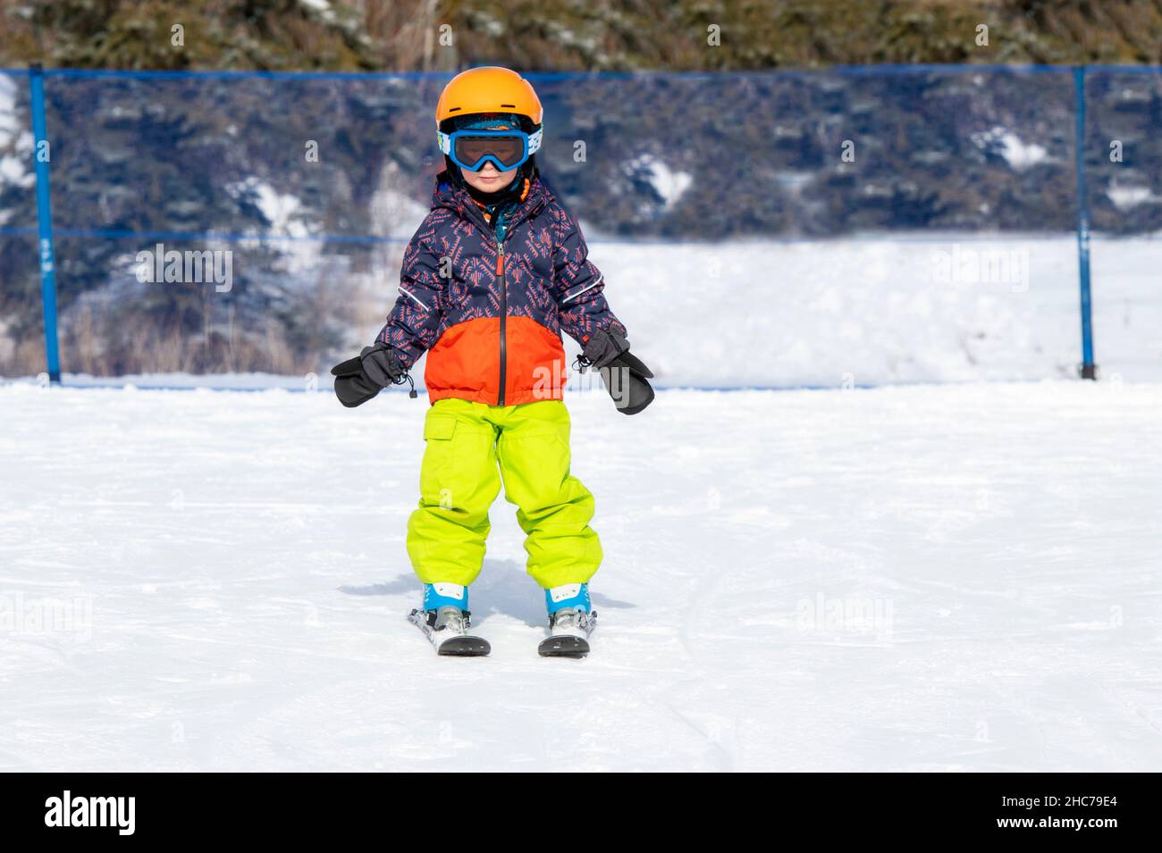 Niño Boy vestido calurosamente y en buen engranaje de seguridad listo para ir esquiar Foto de stock