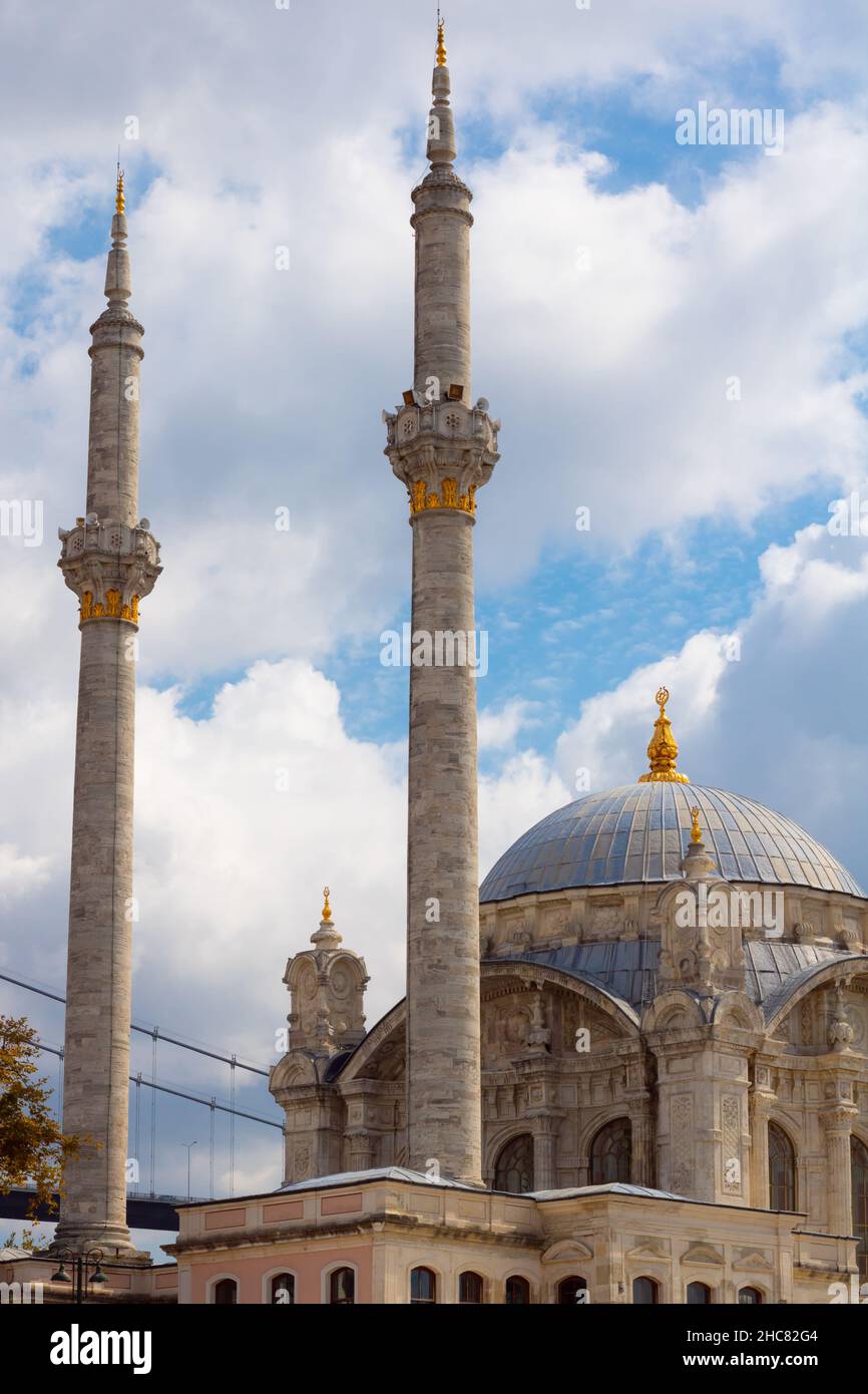 Mezquita de Ortakoy. Mezquita de Ortakoy y cielo nublado en el fondo. Ramadán o foto de fondo de historia vertical islámica. Foto de stock