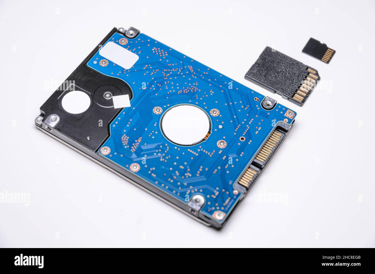Unidad de disco duro interna de 2,5 pulgadas con tarjeta de memoria SD y  tarjeta micro SD sobre fondo blanco, comparación de tamaño y diferencias de  tecnología moderna Fotografía de stock - Alamy