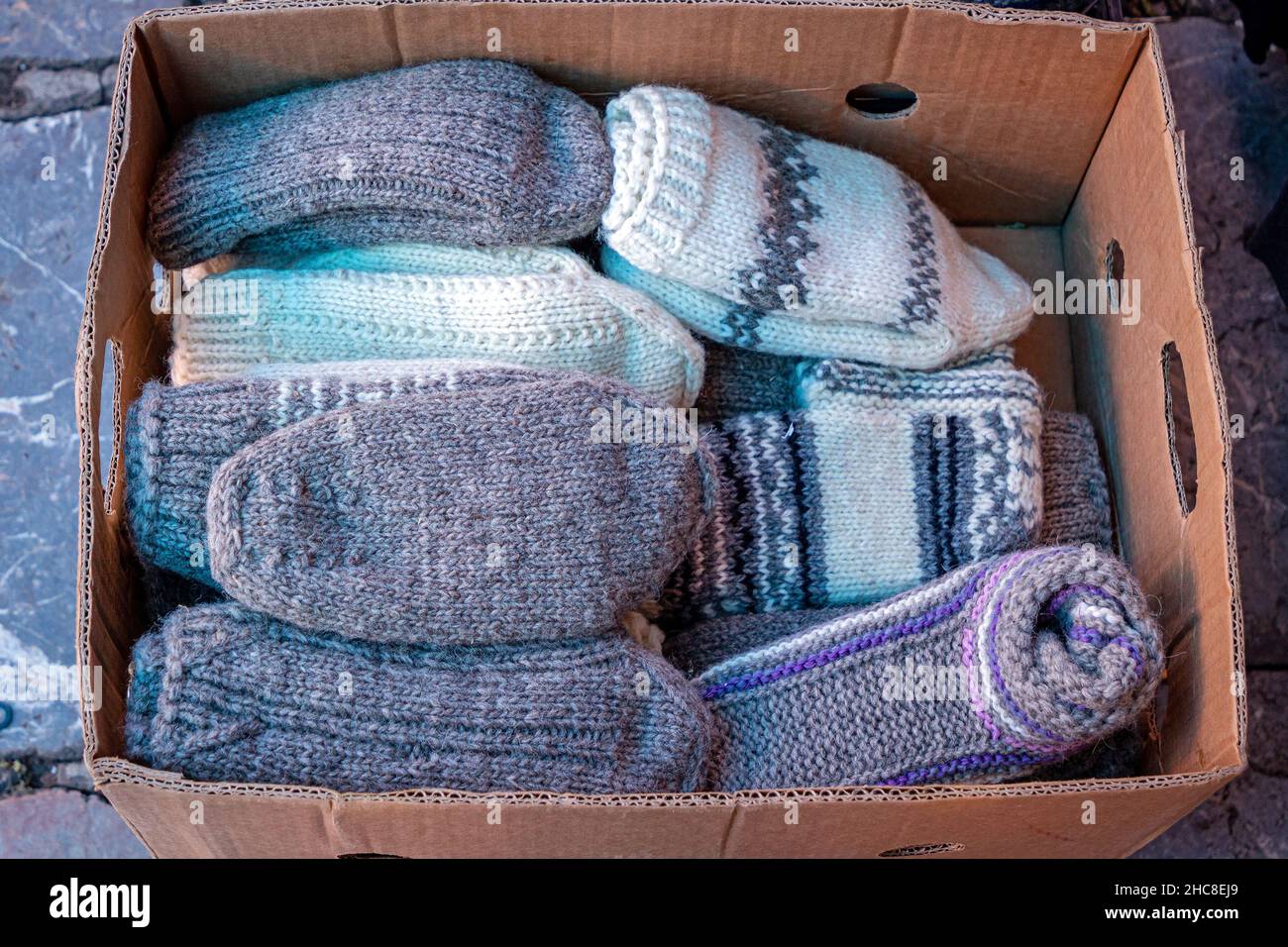 Calcetines de lana blanca con lana merino argentina hecha a mano azul-verde  sobre fondo blanco Fotografía de stock - Alamy