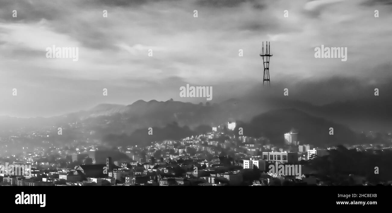 Foto aérea de un paisaje urbano de San Francisco en un día nublado en CA USA en escala de grises Foto de stock