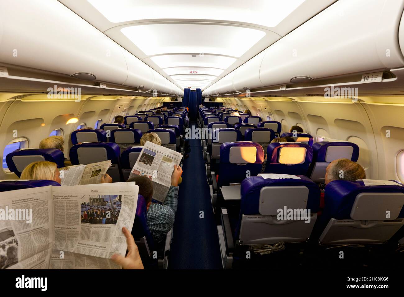 Avión de pasajeros, asientos y pasillo, ocupados por pasajeros, durante un vuelo a Chipre desde Munich Foto de stock