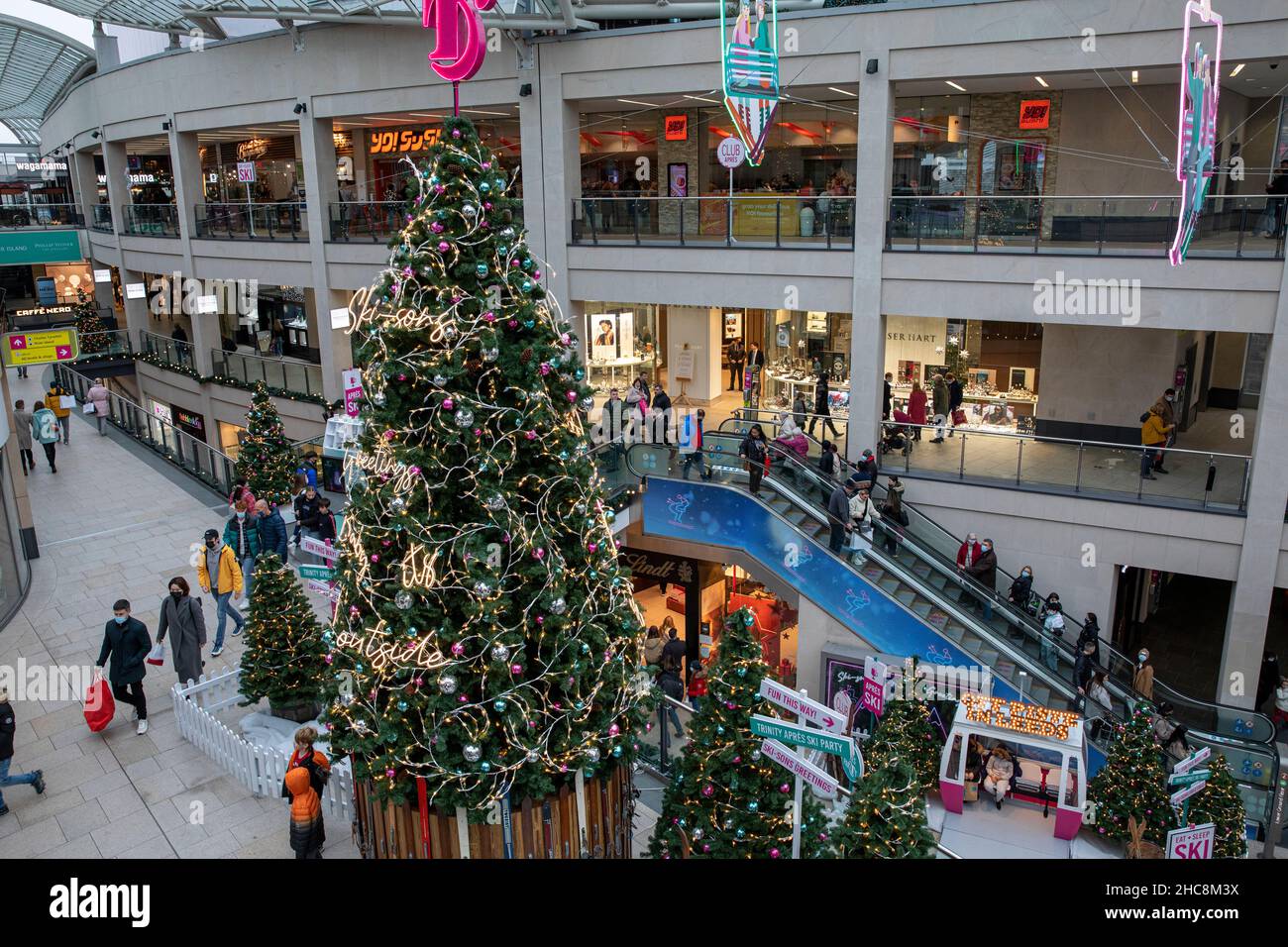 El centro de la ciudad de Leeds en el último día de semana antes de Navidad durante la covid pandemia 2021 de diciembre. El centro comercial Trinity, Leeds. Foto de stock