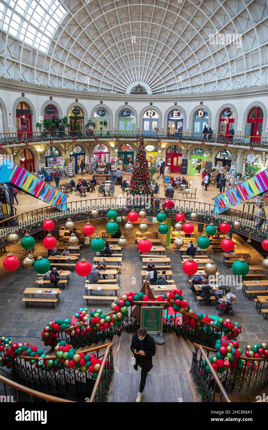 El centro de la ciudad de Leeds en el último día de semana antes de Navidad durante la covid pandemia 2021 de diciembre. La Bolsa de Maíz de Leeds. Foto de stock