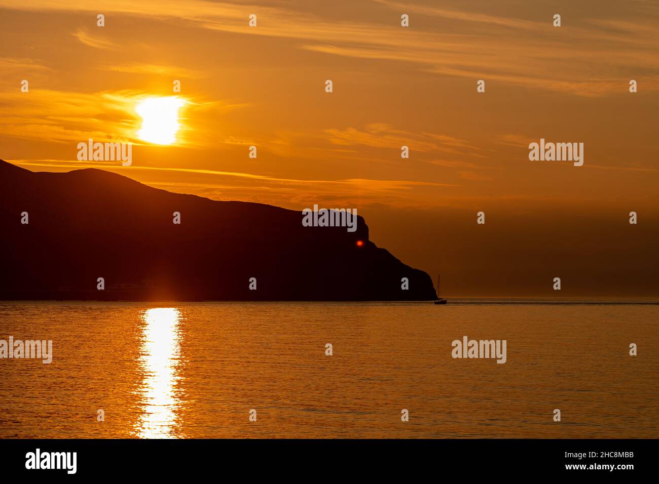 Puesta de sol sobre la Gran Orme, Llandudno, costa del norte de Gales Foto de stock