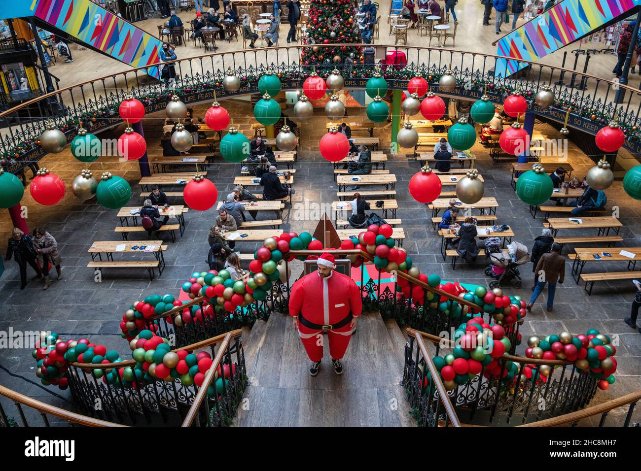 El centro de la ciudad de Leeds en el último día de semana antes de Navidad durante la covid pandemia 2021 de diciembre. La Bolsa de Maíz de Leeds. Foto de stock