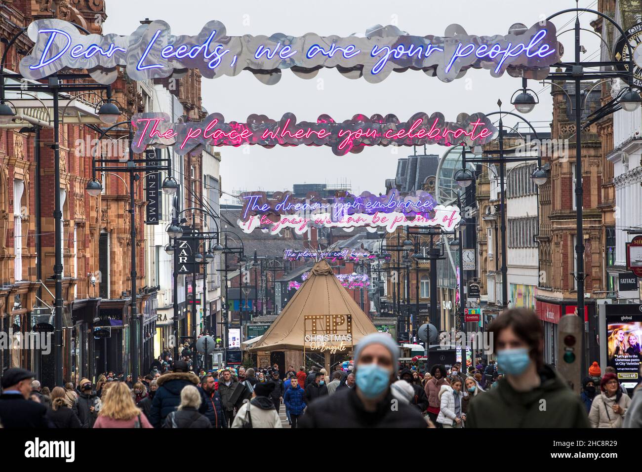 El centro de la ciudad de Leeds en el último día de semana antes de Navidad durante la covid pandemia 2021 de diciembre. Briggate, Leeds. Foto de stock