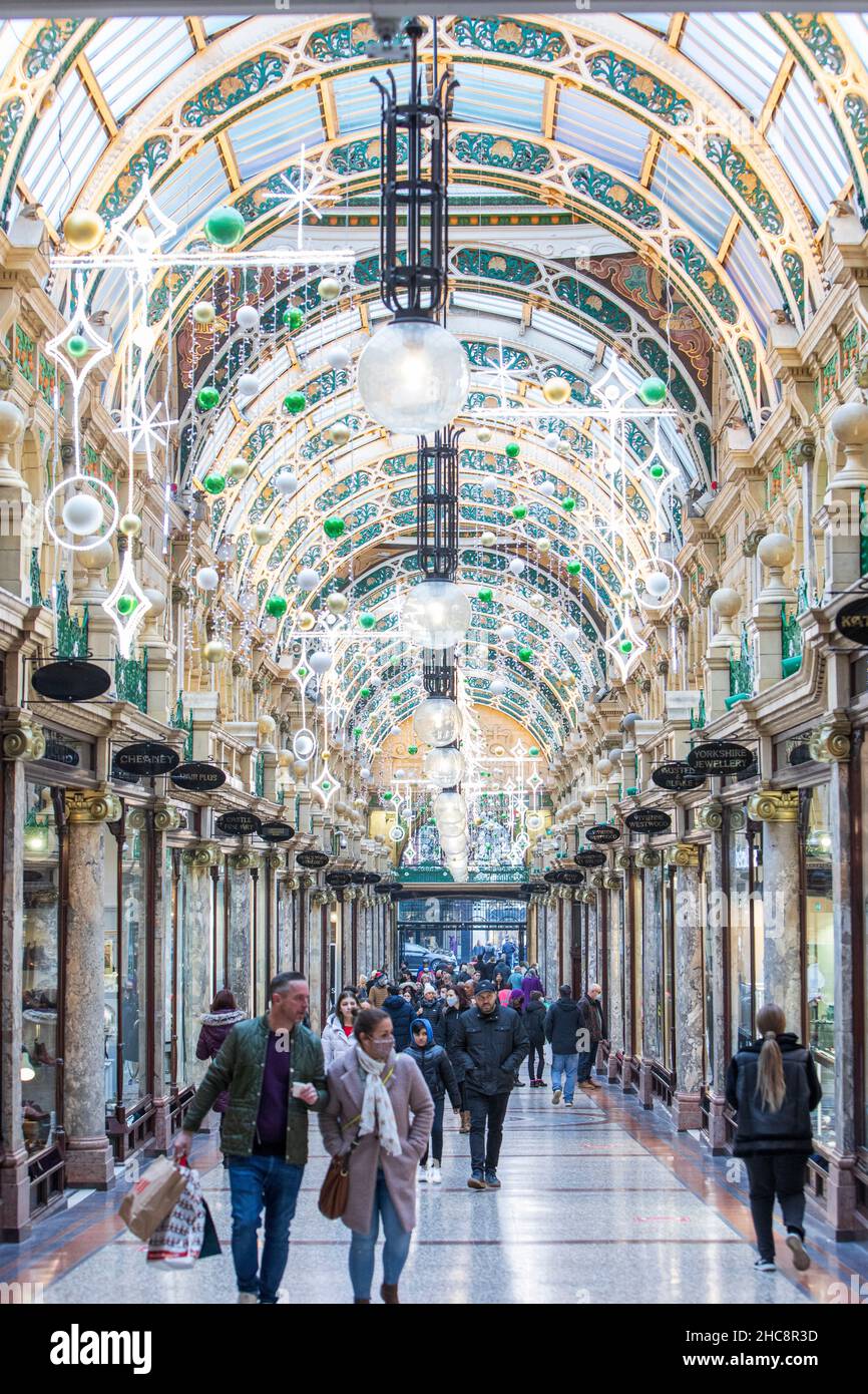 El centro de la ciudad de Leeds en el último día de semana antes de Navidad durante la covid pandemia 2021 de diciembre. Victoria Shopping Arcade, Leeds. Foto de stock