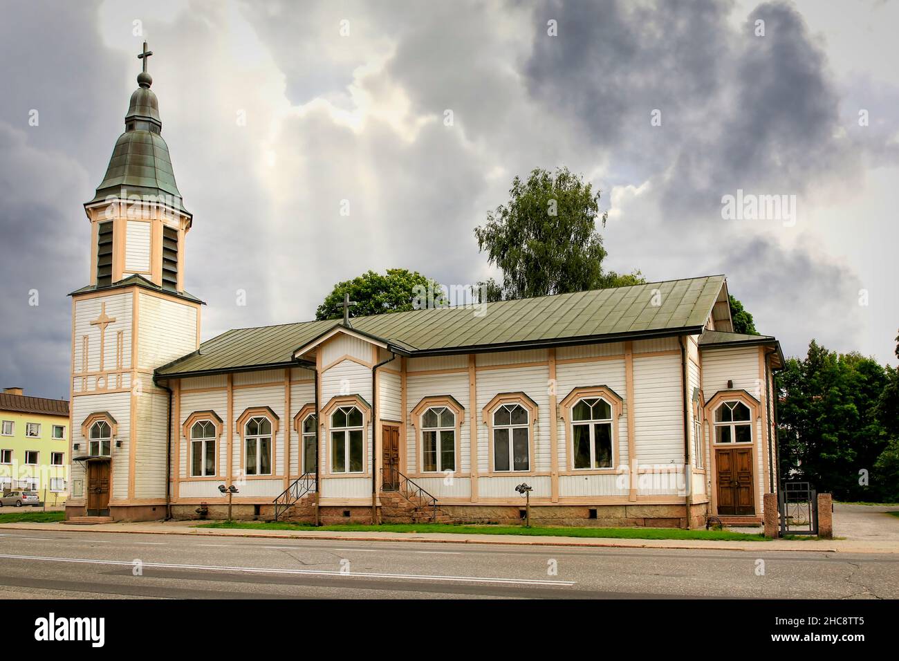 Iglesia de Salo de madera, diseñada por G. E. Ekestubbe 1894, en el centro de Salo, Finlandia. 2020. - Cielo mejorado. Foto de stock