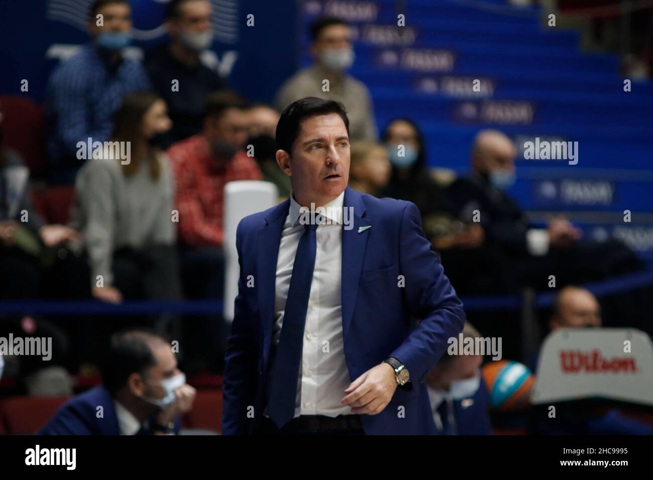 El entrenador Xavi Pascual de Zenit se vio en acción durante el partido de  baloncesto de la Liga Unida de VTB entre Zenit y UNICS en Sibur Arena en  San Petersburgo. (Puntuación