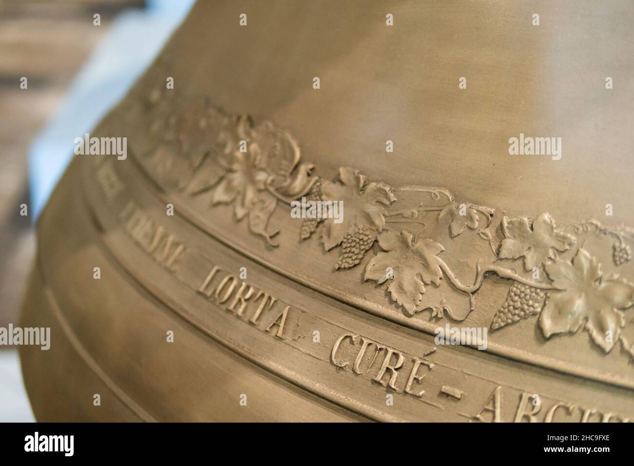 Nombres históricos de las fiestas en la catedral de Saint Malo NUEVO campanario de bronce Saint Malo, Francia 17-9-19 Foto de stock