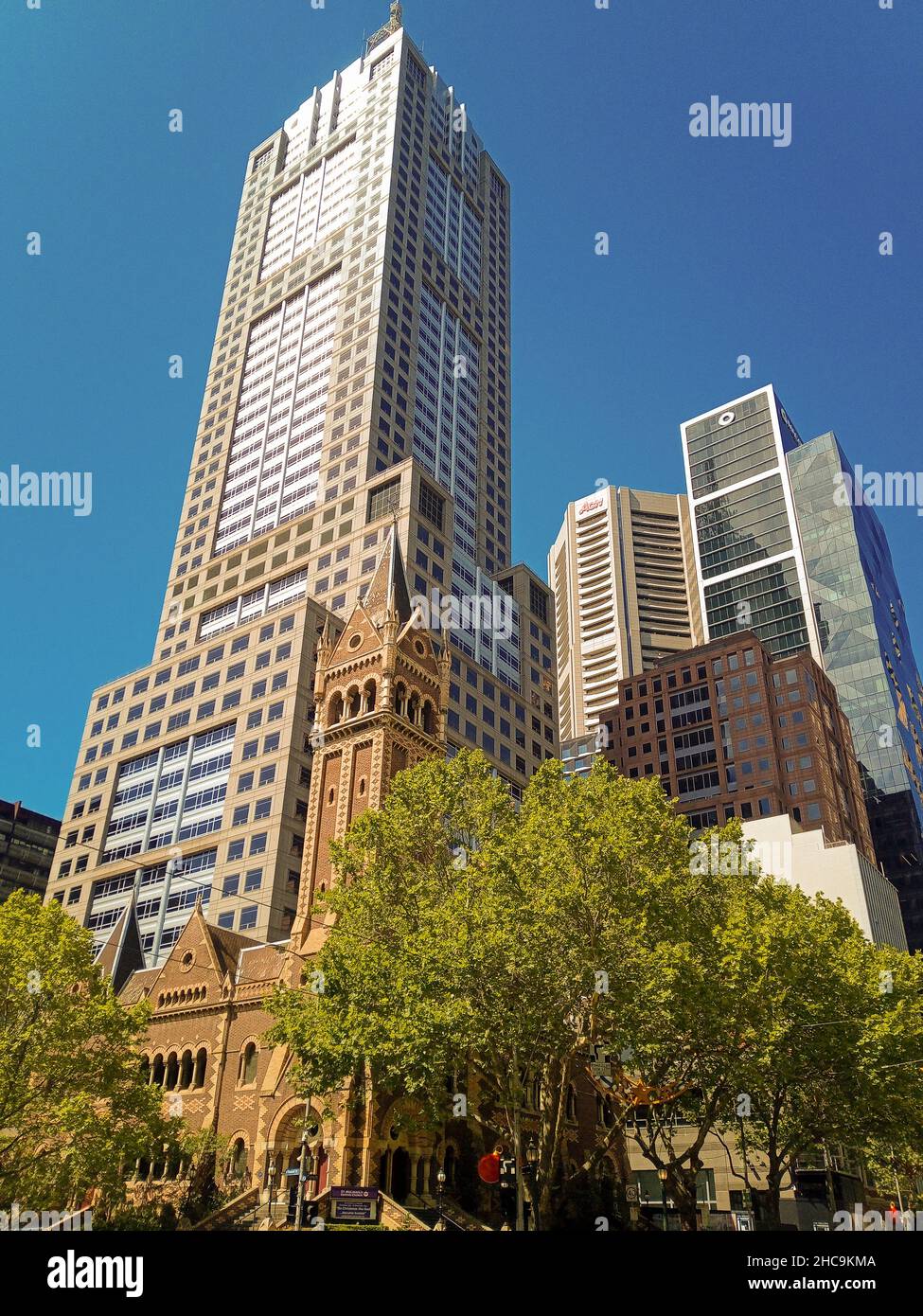 St Michael's Uniting Church (1866) está delante de las torres de oficinas corporativas en el centro de Melbourne, Australia Foto de stock
