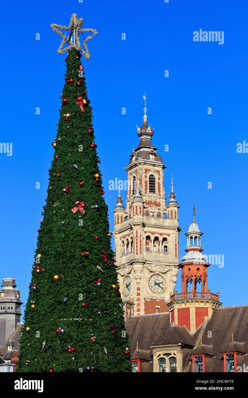 El campanario de la Cámara de Comercio (1910-1921) y la Bolsa Vieja (1653) en Navidad en Lille (Norte), Francia Foto de stock