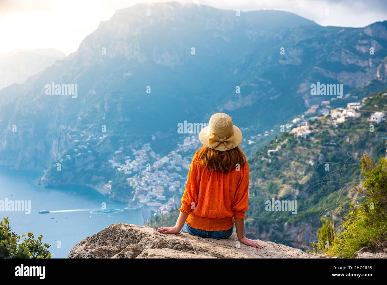 Joven en la costa de Positano, Amalfi, Italia Foto de stock