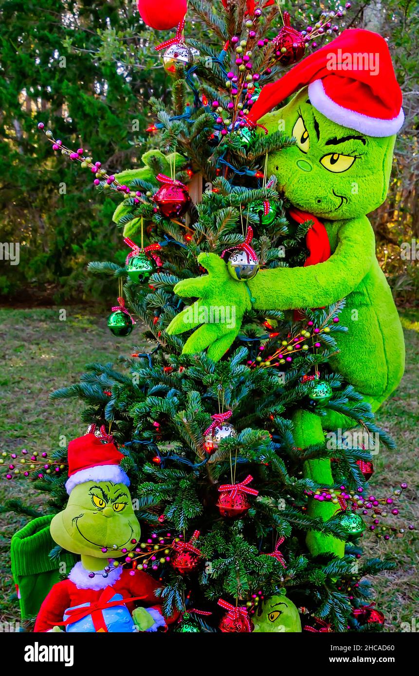 Un árbol de Navidad tiene un tema de Grinch en Water Tower Plaza, 24 de  diciembre de 2021, en Dauphin Island, Alabama Fotografía de stock - Alamy