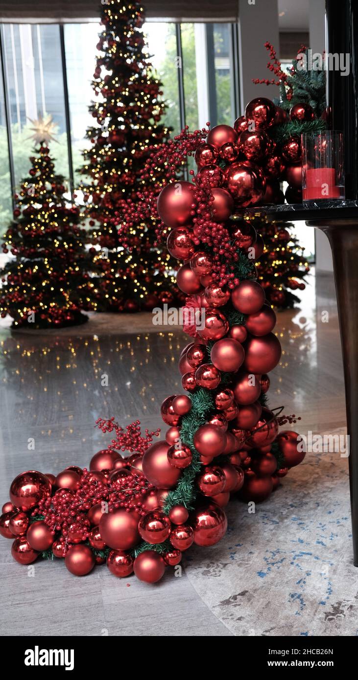 árbol de nochebuenas rojas fotografías e imágenes de alta resolución - Alamy