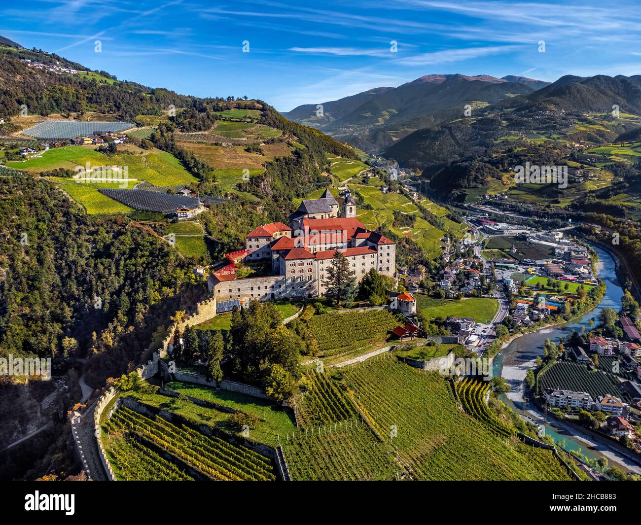 Klausen, Italia - Vista aérea de la abadía de Säben (Monastero di Sabiona) con la localidad de Chiusa (Klausen) al noreste de la ciudad de Bolzano y Tirol del Sur D. Foto de stock