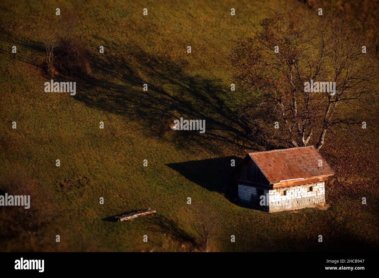 Pequeña casa en una montaña en Rumanía Foto de stock