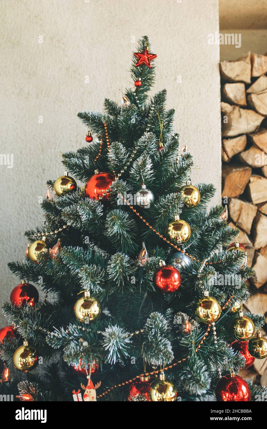Adornos de Navidad en el árbol de Navidad. Celebración de Navidad, Año Nuevo y concepto festivo. Foto de stock