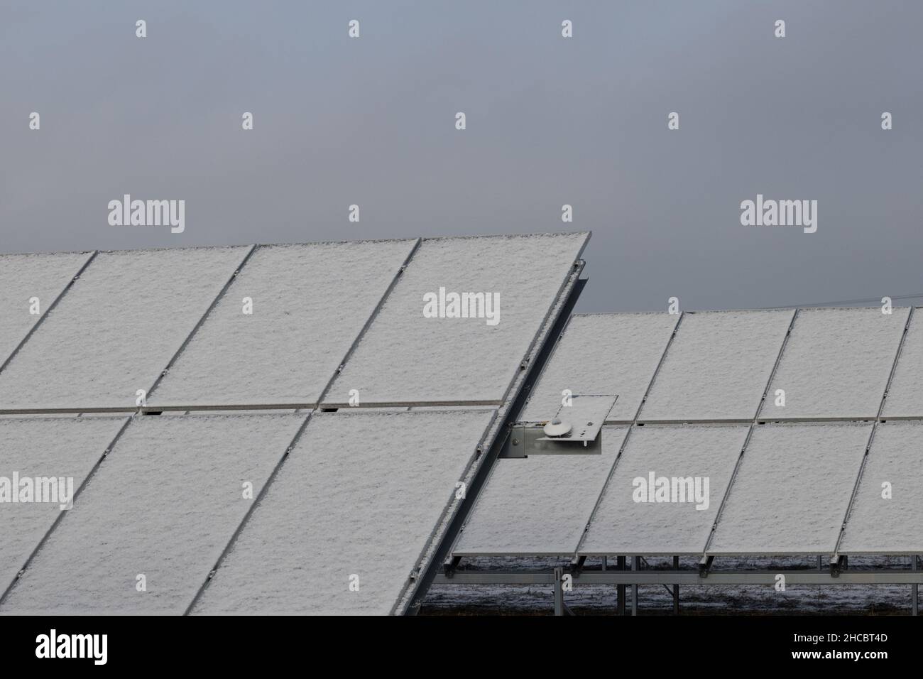 Paneles solares fotovoltaicos cubiertos de nieve. Módulos de Producción de Energía Renovable, Planta Verde de Recursos Modernos Sostenibles Foto de stock