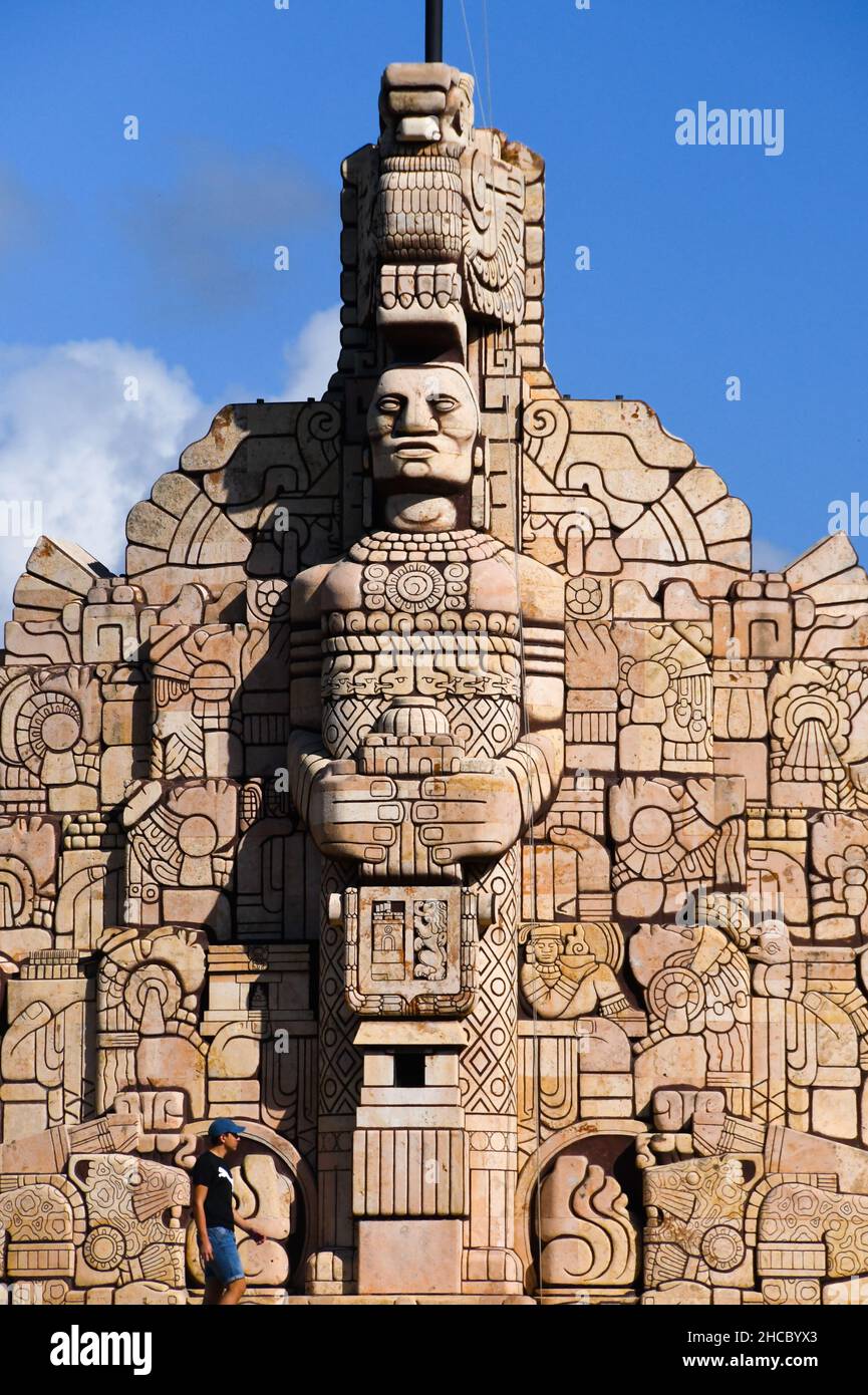 Monumento a la Patria (1956) por el escultor colombiano Romulo Rozo pena en el Paseo de Montejo, Mérida, México Foto de stock