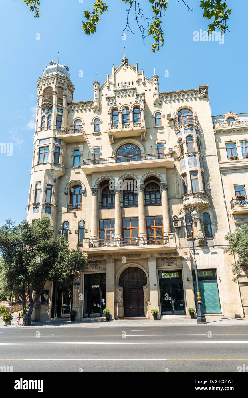 Baku, Azerbaiyán – 6 de agosto de 2020. Hajinsky Mansión, que data de 1912, en Bakú. El edificio está decorado con una selección de vides de piedra, gárgolas a Foto de stock