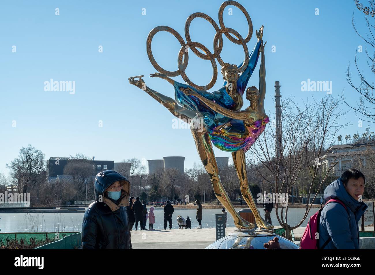 Una estatua con los Anillos Olímpicos titulada 'Citas con los Juegos Olímpicos de Invierno' en Beijing, China. 26-Dic-2021 Foto de stock