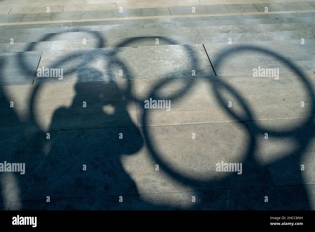 La proyección de los anillos olímpicos sobre el terreno. 26-Dic-2021 Foto de stock