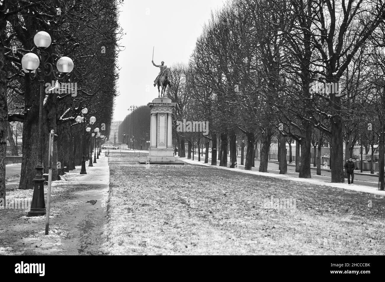 Hermosa vista de un parque durante el invierno todo cubierto de nieve en París, Francia Foto de stock