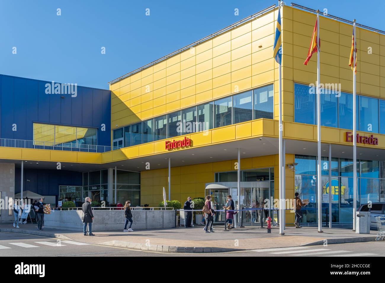 Palma de Mallorca, España; diciembre de 27 2021: Entrada principal con  clientes de la multinacional sueca de muebles y decoración Ikea, en la c  Fotografía de stock - Alamy