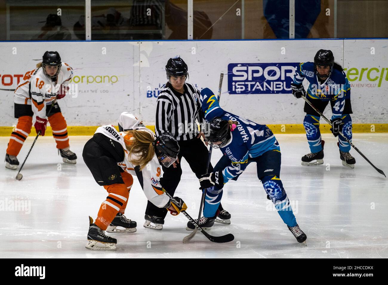 Estambul İbb - Flash Ice Club equipos en la Super Liga de Mujeres de la Federación Turca de Hockey sobre Hielo Foto de stock
