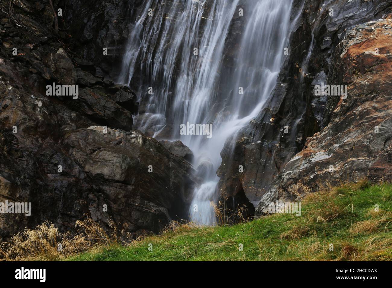 Salud, Bienestar, Wasserfall, Dolomitas, Südtirol, Meran , Bozen, lanza wildes Wasser stürzt von dem Berg und den Felsen herunter Foto de stock