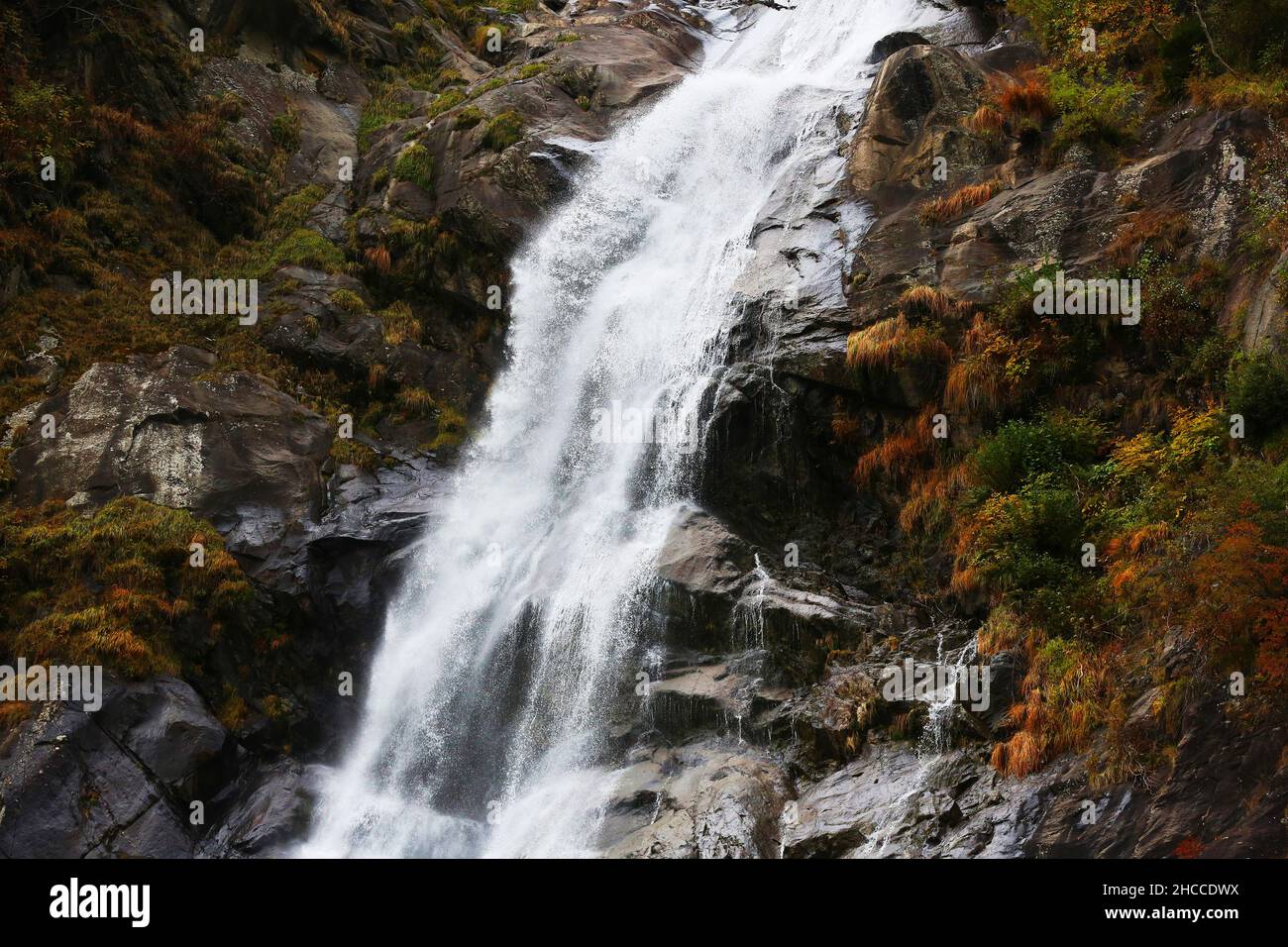 Salud, Bienestar, Wasserfall, Dolomitas, Südtirol, Meran , Bozen, lanza wildes Wasser stürzt von dem Berg und den Felsen herunter Foto de stock