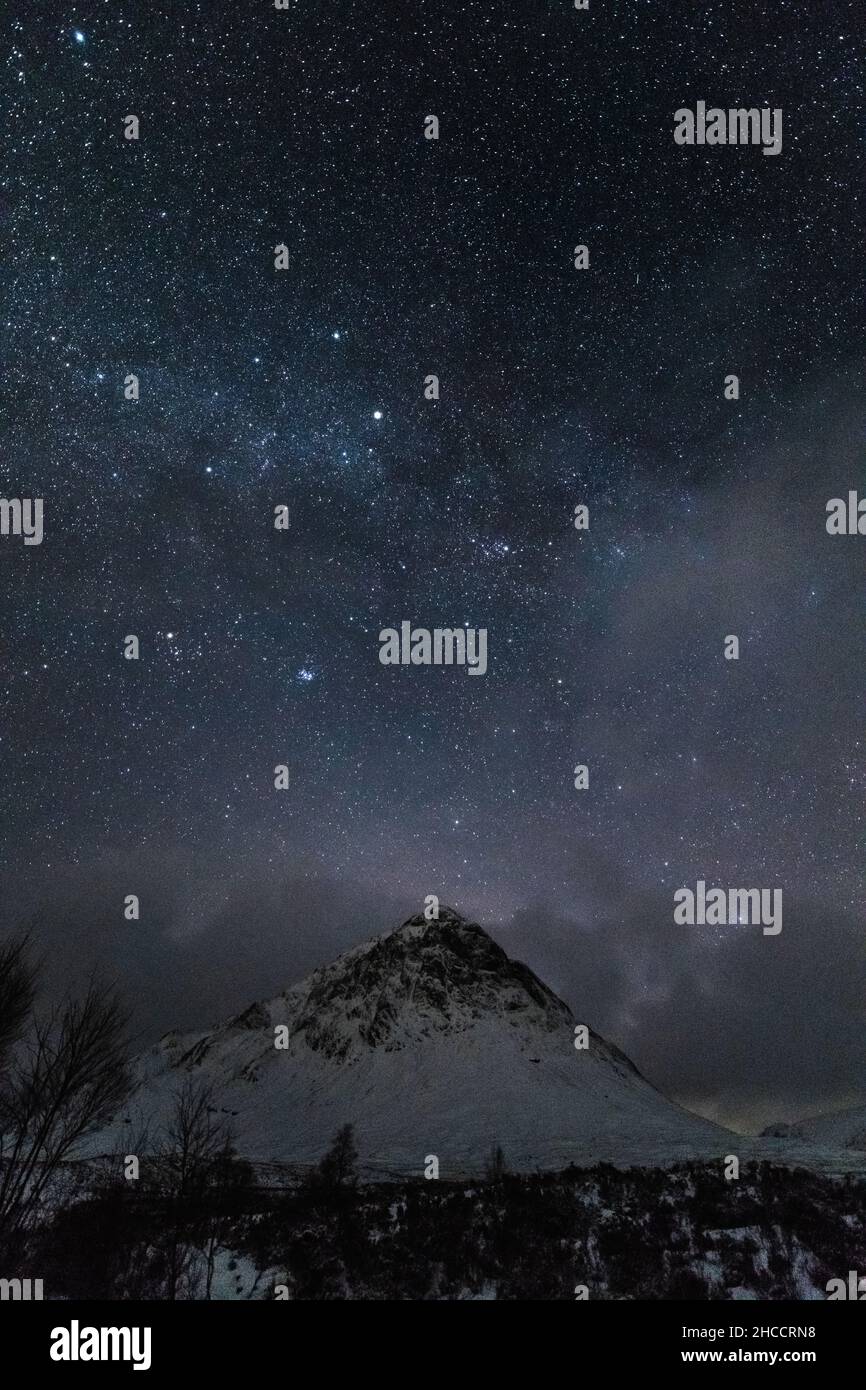Stob Dearg (el pico más prominente en Buachaille Etive More) y el cielo nocturno en un día invernal en Glencoe, Escocia, Reino Unido. Foto de stock