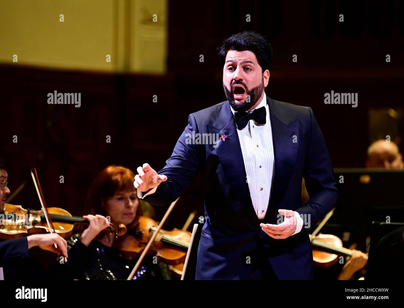 Praga, República Checa. 27th de Dic de 2021. La soprano rusa Anna Netrebko (no vista) y su marido Yusif Eyvazov actúan durante un concierto en la Casa Municipal de Praga, República Checa, el lunes 27 de diciembre de 2021. Crédito: Roman Vondrous/CTK Photo/Alamy Live News Foto de stock