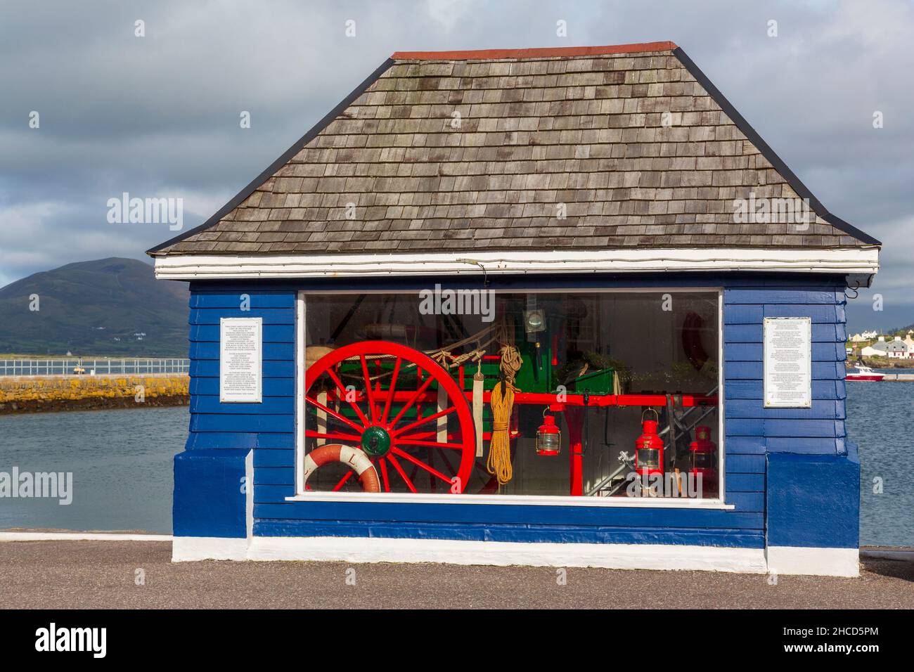 Exposición Cliff Rescue, Knightstown Village, Valentia Island, Condado de Kerry, Irlanda Foto de stock