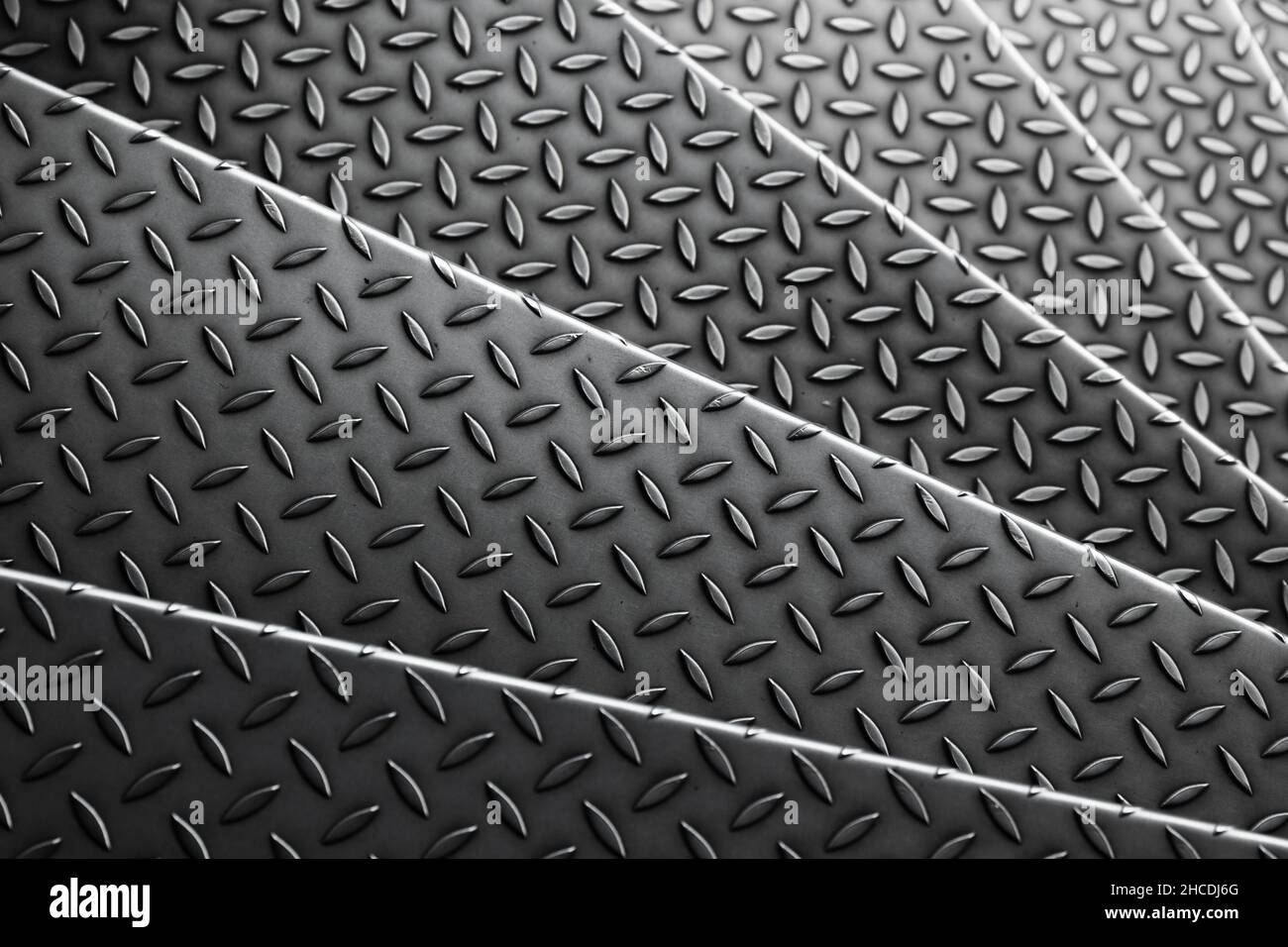 Patrón abstracto de acero con escaleras de metal de placa de diamante gris brillante. Textura de foto de fondo Foto de stock