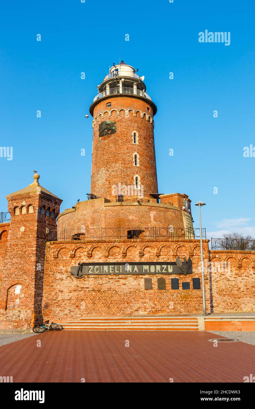 Kolobrzeg, Polonia - 05 de abril de 2019: Faro en el puerto, Kolobrzeg, Pomerania Occidental, Polonia Foto de stock