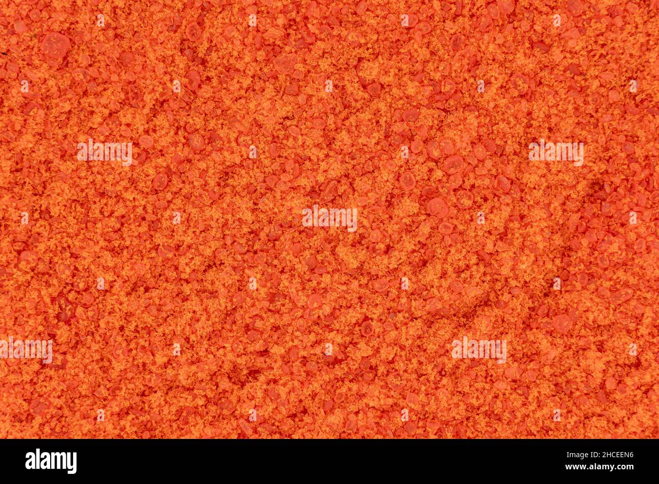 Pequeños cristales de color naranja brillante de dicromato de potasio, fotografía del microscopio, ancho de imagen 17mm - fondo de ciencia abstracto Foto de stock