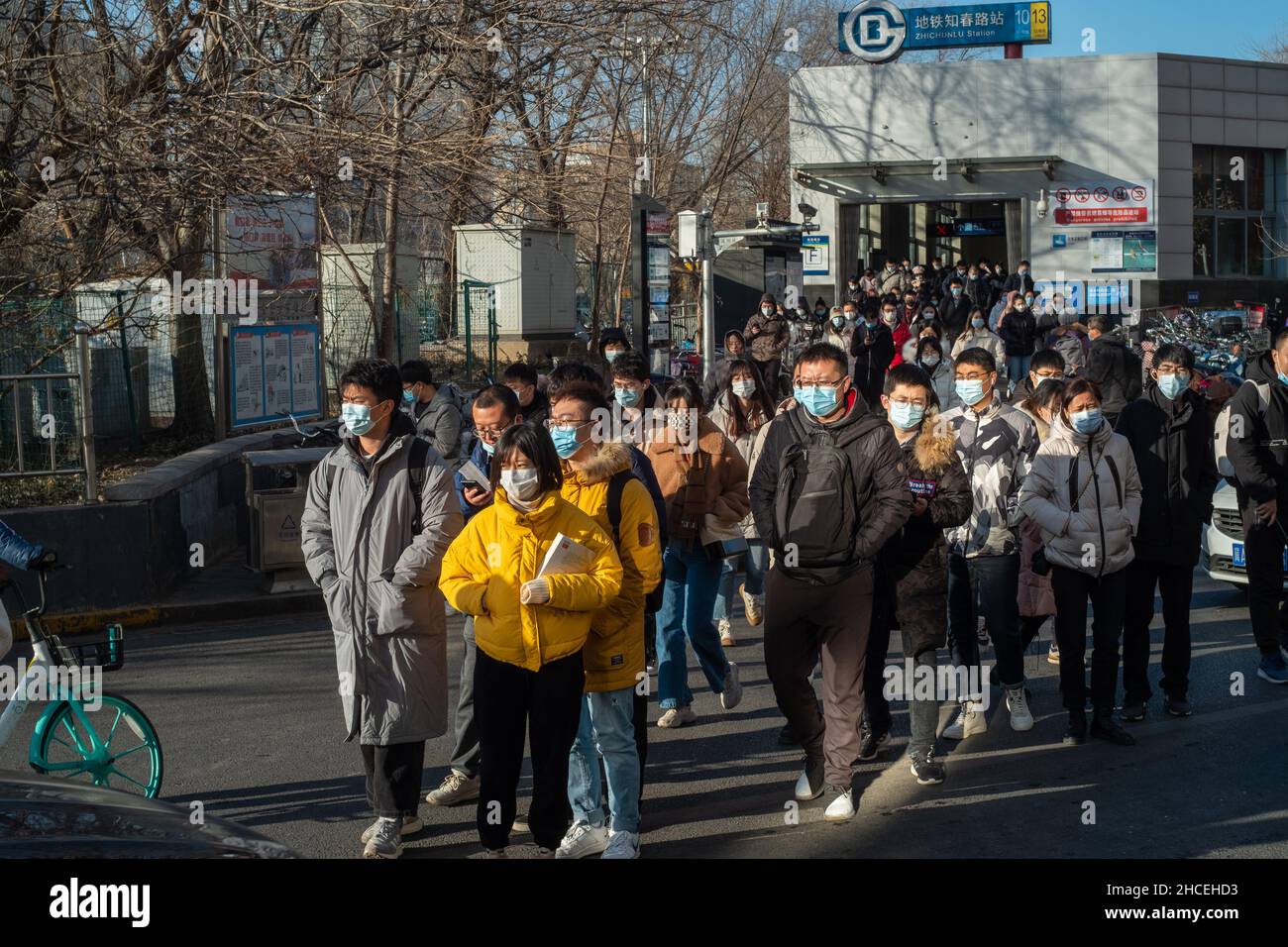 Por la mañana los viajeros salen de una salida de metro en Zhongguancun, centro tecnológico en Beijing, China. 27-Dic-2021 Foto de stock