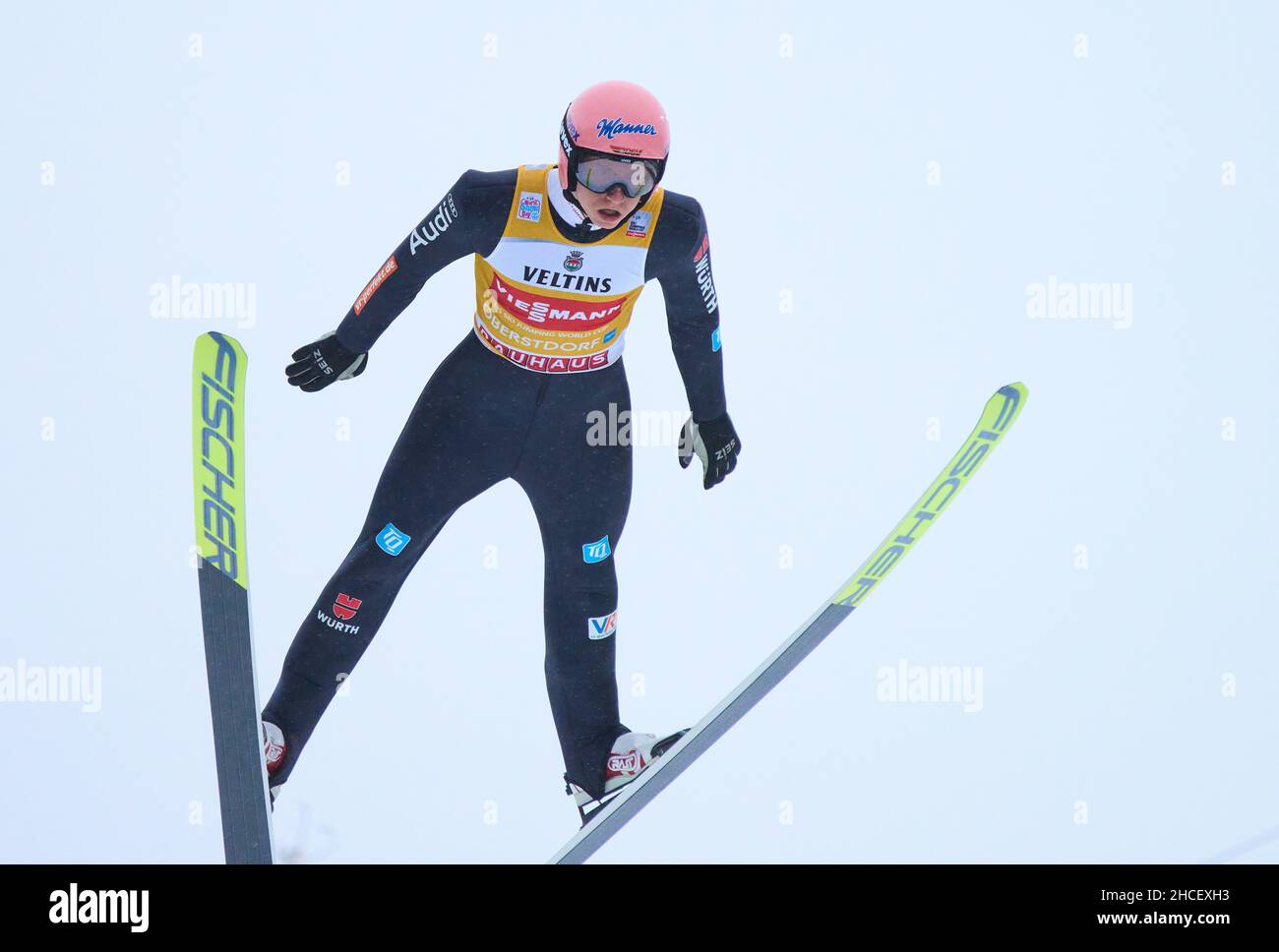 Karl GEIGER, Alemania en vuelo en el Four Hills Tournament Ski Jumping en Audi Arena y Schattenbergschanze Oberstdorf, Baviera, Alemania, 28 de diciembre de 2021. © Peter Schatz / Alamy Live News Foto de stock