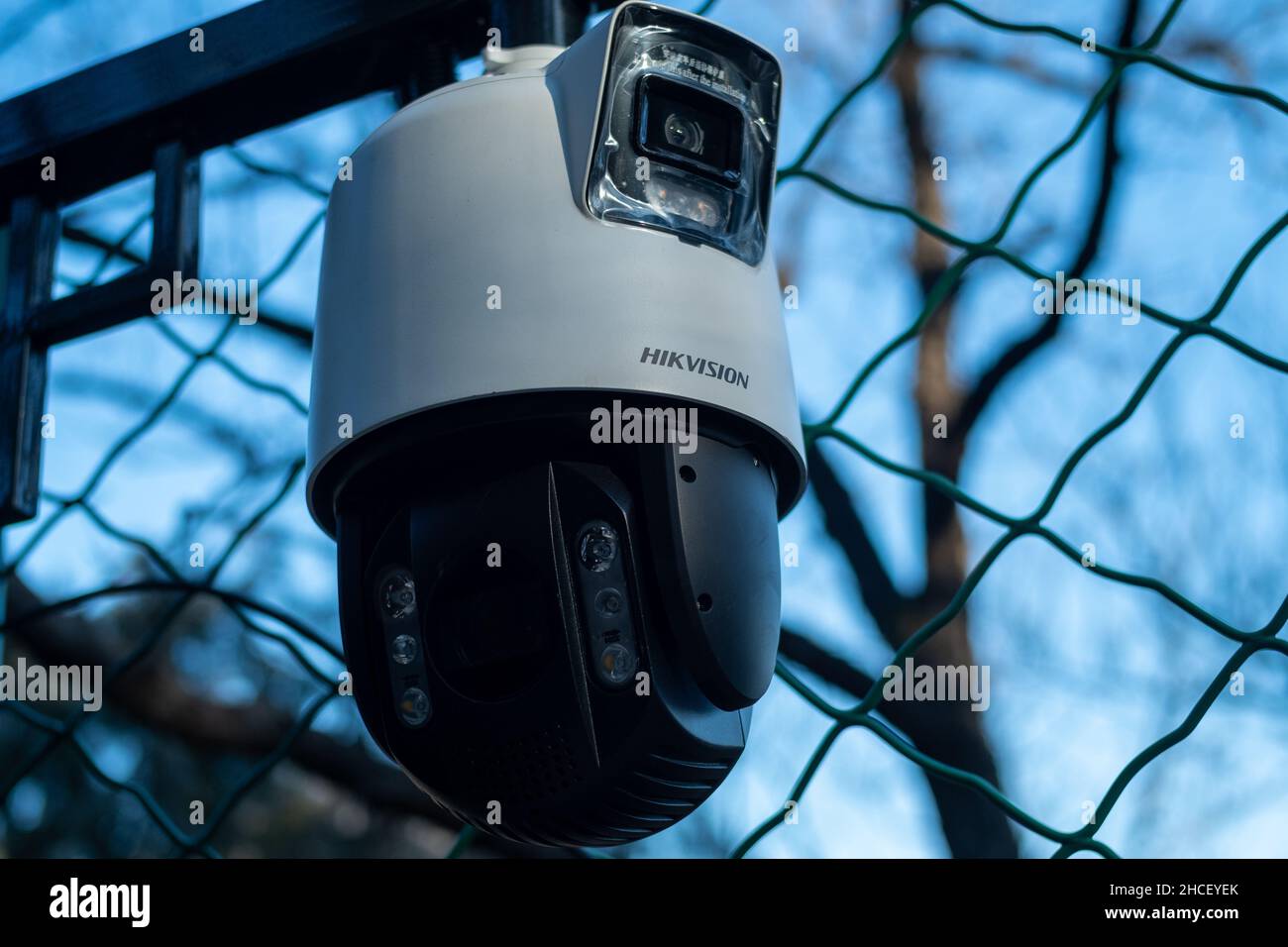 La cámara CCTV (Hikvision) se ve en Beijing, China. Foto de stock