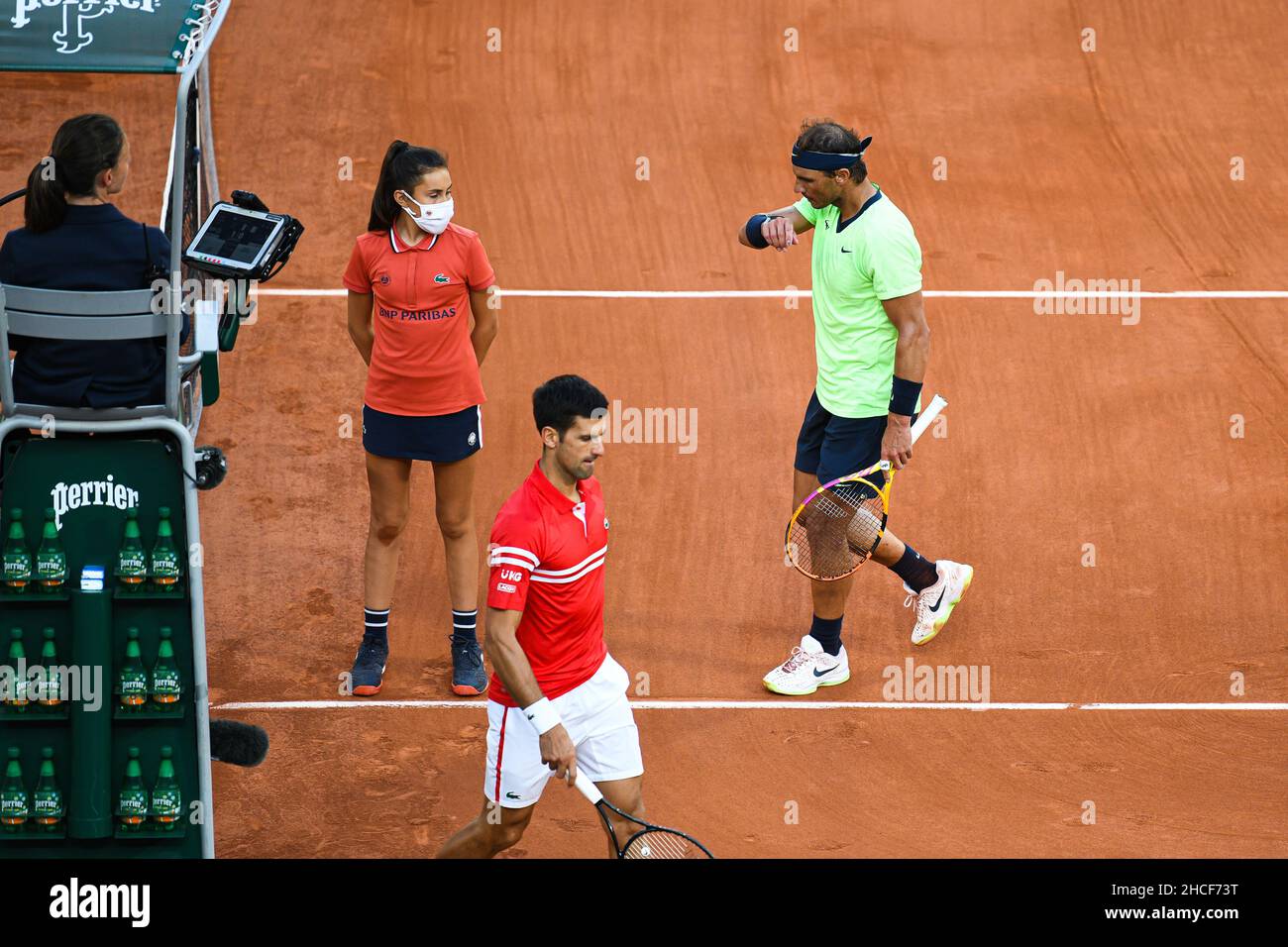 Novak Djokovic y Rafael Nadal durante la semifinal del torneo de tenis Roland-Garros 2021, Grand Slam, el 11 de junio de 2021. Foto de stock