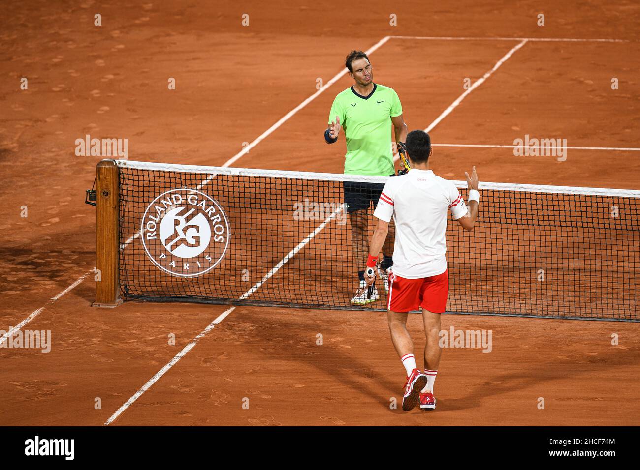 Novak Djokovic y Rafael Nadal durante la semifinal del torneo de tenis Roland-Garros 2021, Grand Slam, el 11 de junio de 2021. Foto de stock