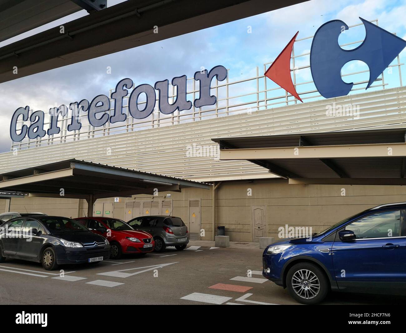 Logotipo del hipermercado Carrefour. Málaga, España Fotografía de stock