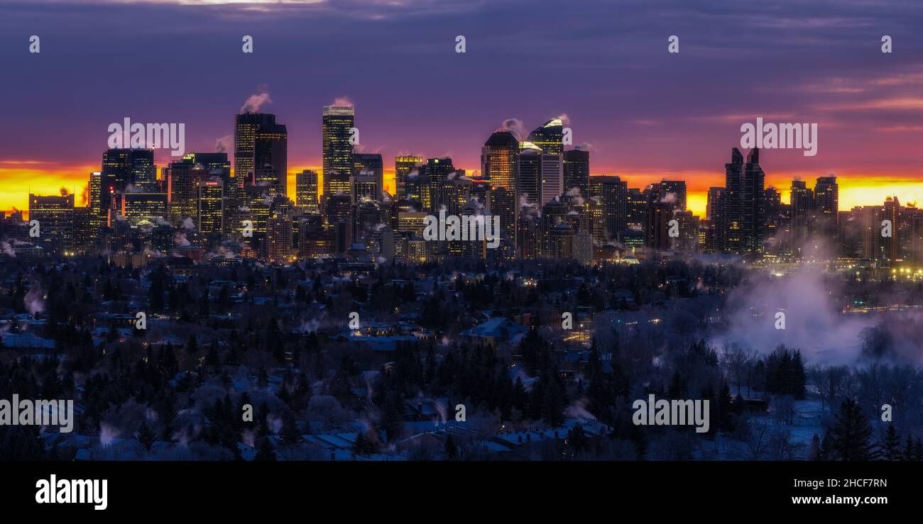 Vista panorámica de la ciudad de Calgary durante un amanecer frío por la mañana Foto de stock
